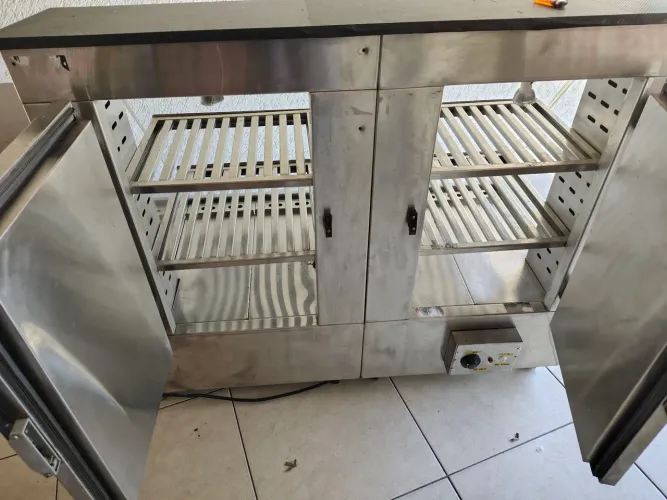 Expositor um lado quente e outro gelado