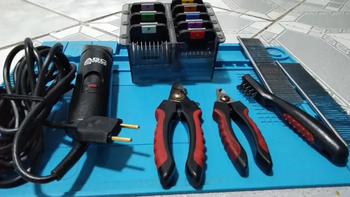KIT PROFISSIONAL DE TOSA PET (CONJUNTO DE TOSA, TESOURAS, MAQUINA DE TOSA, PENTES...)