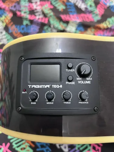 Tagima Walnut Series WS-35 EQ é um violão eletroacústico Medium Jumbo Cutaway 