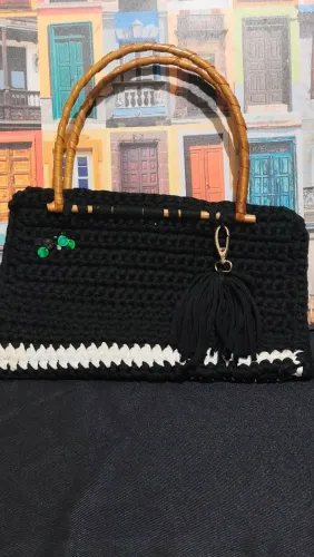 Bolsa Artesanal em Crochê com Alças de Madeira
