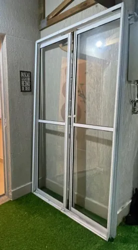 PORTA ALUMÍNIO DE CORRER COM VIDRO