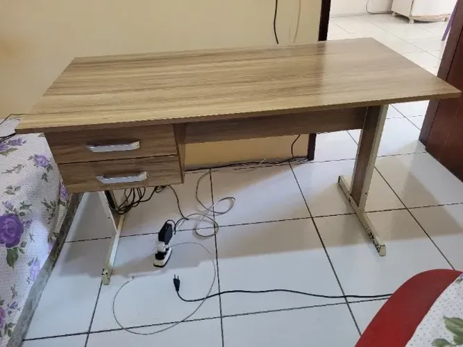 Mesa para escritório de madeira com gavetas 