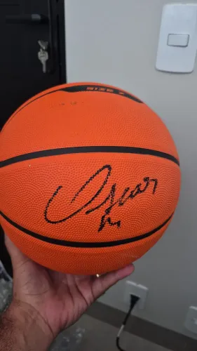 Bola de basquete autografada pelo Oscar