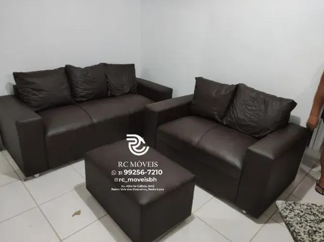 Sofá 3 e 2 assentos com Puff Couro ecologico Sintético D33 Direto da Fábrica