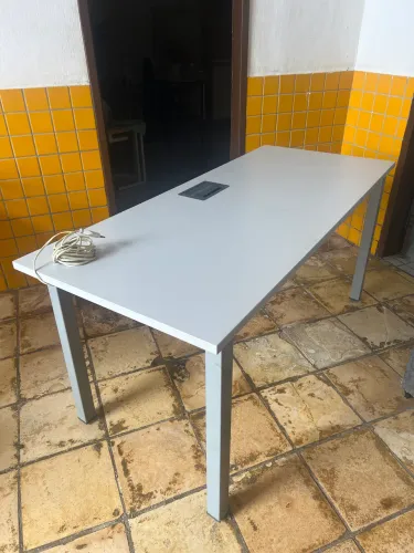 Mesa com 4 tomadas embutidas