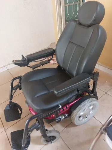 Vendo cadeira de rodas elétrica da marca Freedom semi novo 1 ano de uso