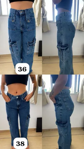 calça cargo jeans de cintura alta com lavagem média e bolsos utilitários nas laterais.