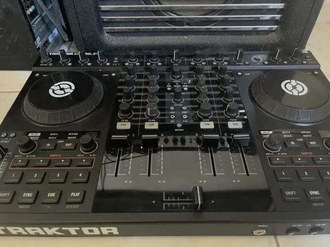 Traktor kontrol S4 (Problema de capacitor de energia)