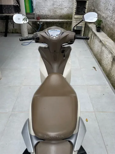 Moto muito conservada,apenas algumas marcas de uso na pintura, mais não tem nada quebrado.