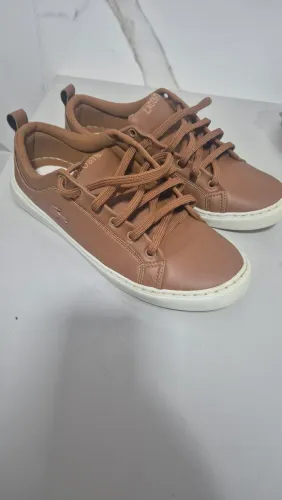 Sapato usual da Lacoste.