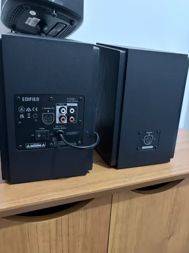 Par de Caixas Ativa Edifier R1700BT em perfeito estado com controle e cabos