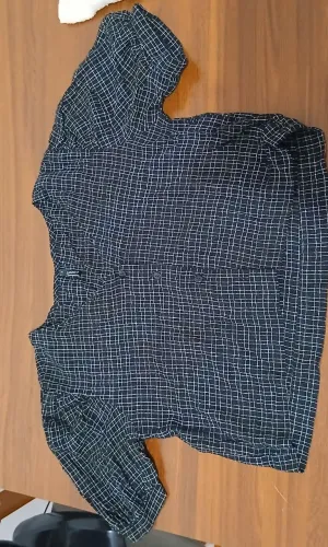 Blusa preta quadriculada