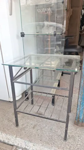 Mesinha de ferro tampo de vidro .