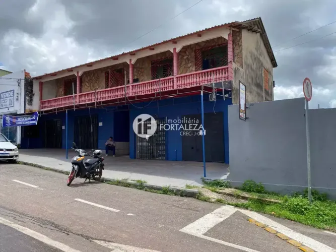 Imóvel para venda possui 336 metros quadrados com 8 quartos