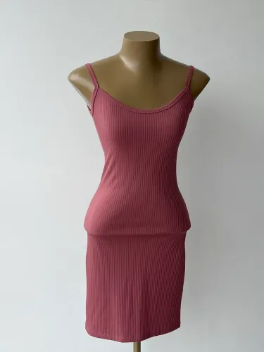 Vestido curto rosa colado ao corpo