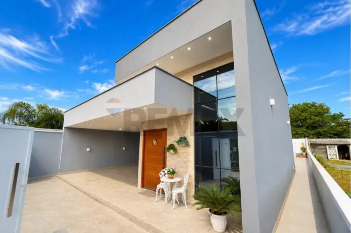 Casa luxo a venda, com 3 suítes. em um terreno de 600m², a poucos metros da praia no Ponta