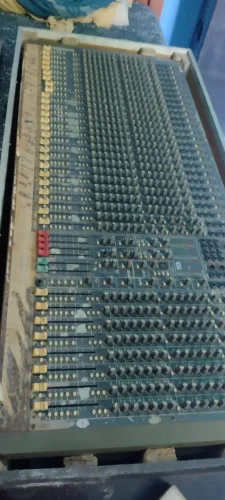MESA DE SOM DA ESPLIT 32 CANAIS COM A FONTE QUEIMADA