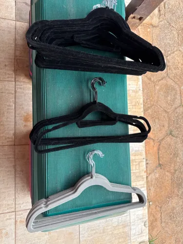 42 Cabides Aveludados Premium Pretos e Cinza Antideslizantes