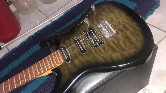 VENDO GUITARRA GOLDEN E CAIXA DE ESTUDO. 