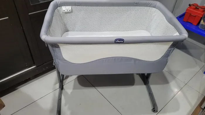 Berço Chicco Next 2Me Acoplado a cama.