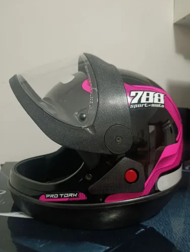 Capacete semi-novo