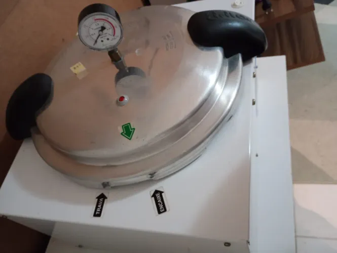 Autoclave Vertical Biotron / Obrigatória pela Anvisa em serviços de saúde e beleza .