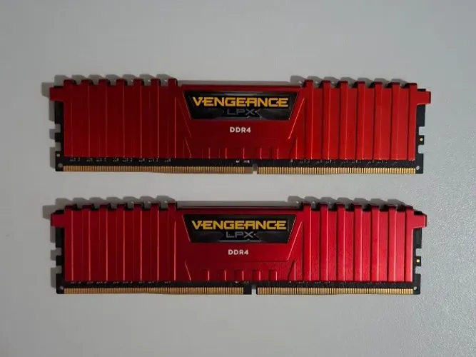 Memória RAM Corsair Vengeance LPX 16GB (2x8GB) DDR4 2400MHz