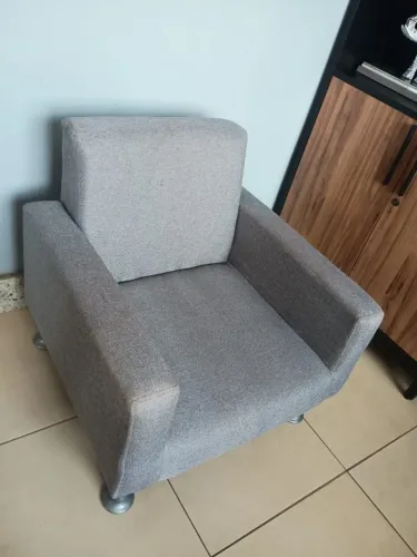Poltrona Pequena em Linho Cinza
