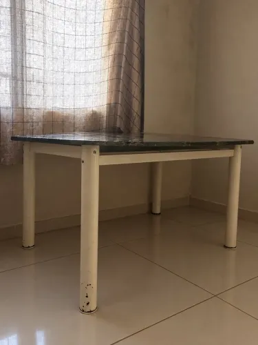 Mesa em mármore ,pés de alumínio