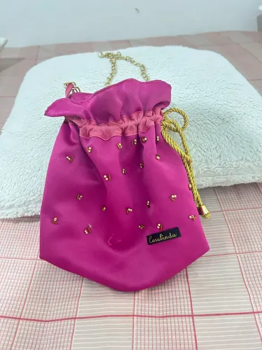 Bolsa artesanal de cetim 
