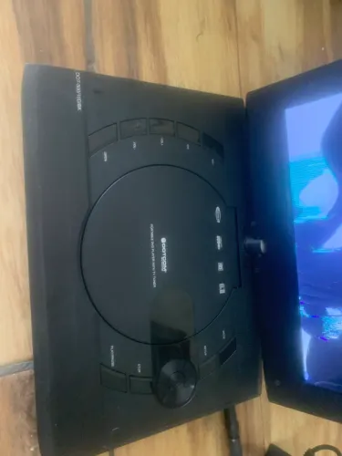 DVD player portátil da marca Dotcom, modelo DOT-500/100/BK