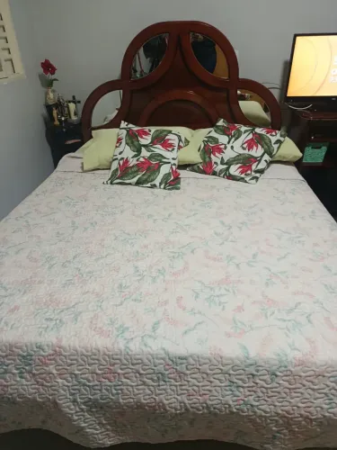 Cama madeira maciça com colchão