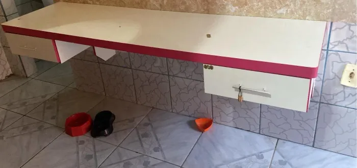 MESA SUSPENSA COM DUAS GAVETAS