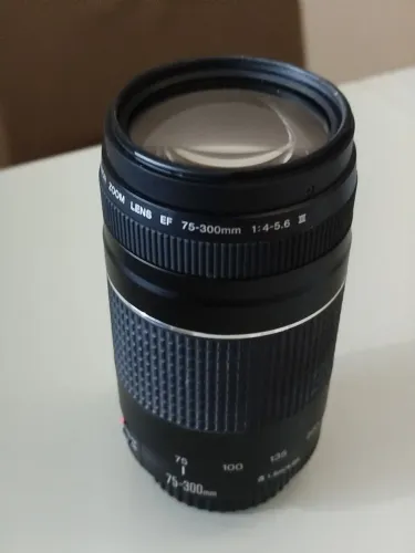 Lente Canon 75-300 em perfeito estado.