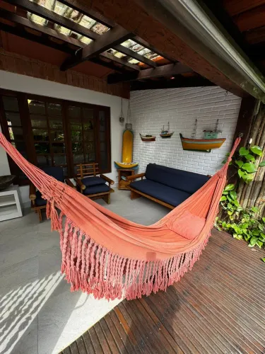Casa à venda em condomínio, a apenas 80 metros da praia da Barra do Sahy.