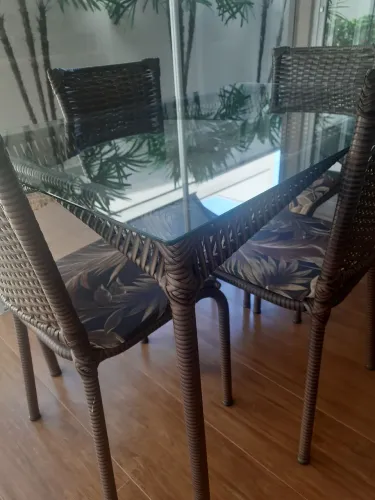 Mesa de vidro com quatro cadeiras para área gourmet 