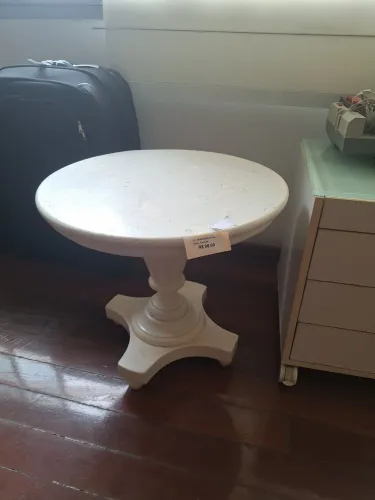 Mesinha de canto madeira maciça. buscar