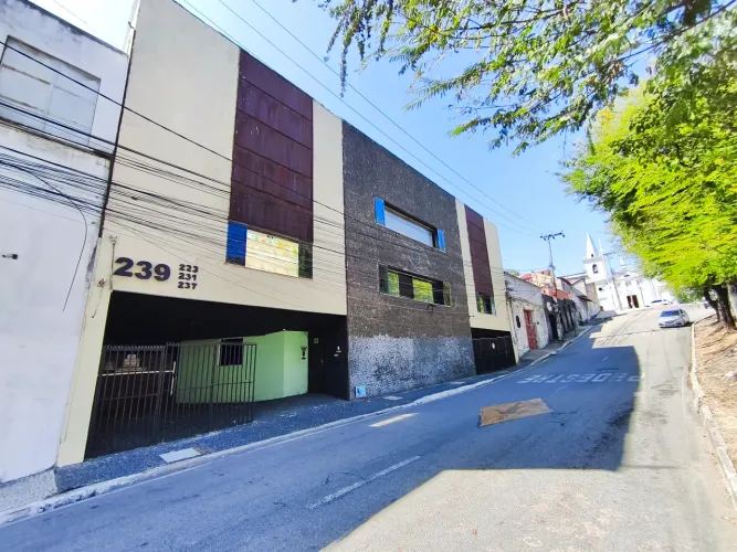 Prédio comercial c/ 1500m² de área privativa, composto por 3 pisos, garagem no subsolo par