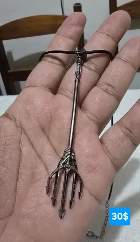 Cordão pingente tridente do Aquaman em metal 