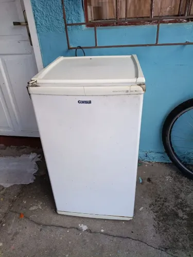 Freezer pequeno pra consertar. 70 reais