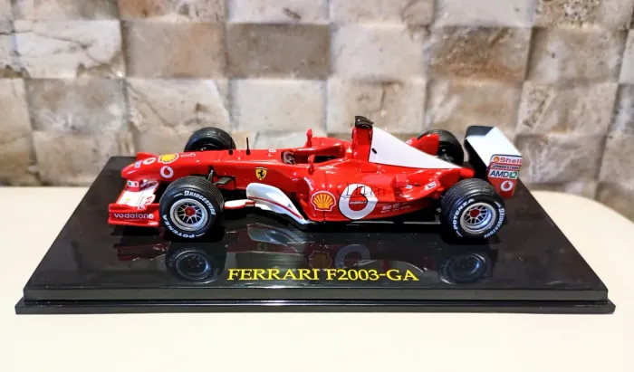 Miniatura Formula 1 Ferrari F2003 Michael Schumacher World Champion 2003