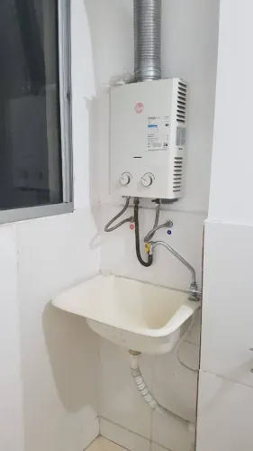 Alugo apartamento no Jockey, 2q, de quina, próx a portaria, com fogão e armário na cozinha