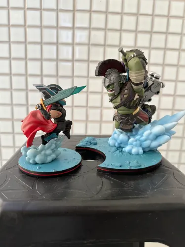 Estátua Thor e Hulk - Ragnarok - Q-fig