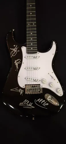 Guitarra Custom Autografada pela Banda PICTURE