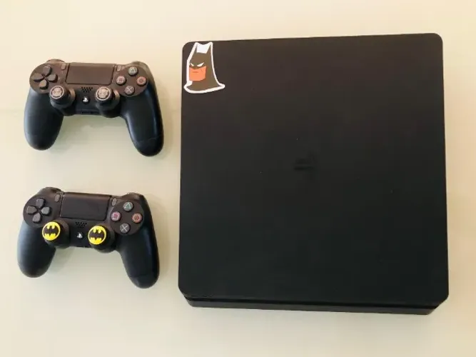 Playstation 4 com 5 mídias de jogos