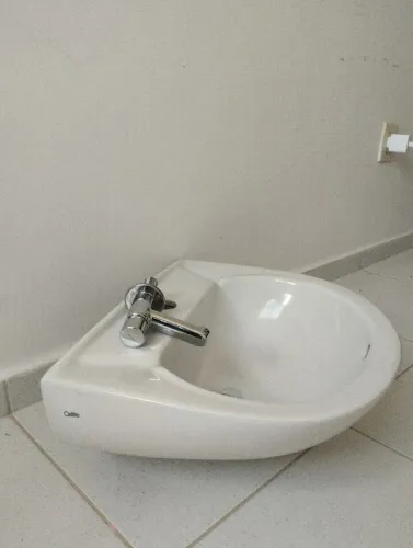 Pia de banheiro com torneira 