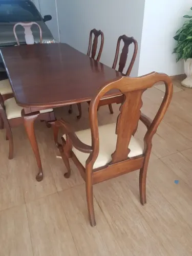 Mesa e cristaleira 