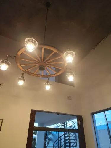 Lustre rústico roda de carroça 