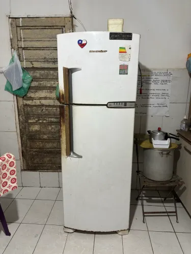 Vendo geladeira NÃO ESTÁ GELANDO 