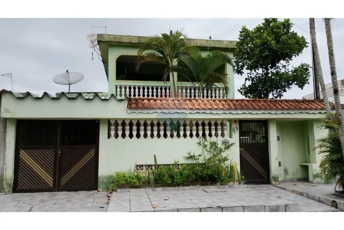: Casa com Piscina em Itanhaem